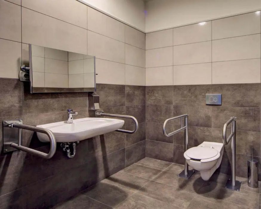 Cần chú ý điều gì khi thiết kế & bố trí phòng tắm cho người khuyết tật?
