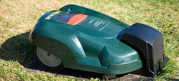 Robot cắt cỏ là gì? Có nên mua máy cắt cỏ tự động mini không ?