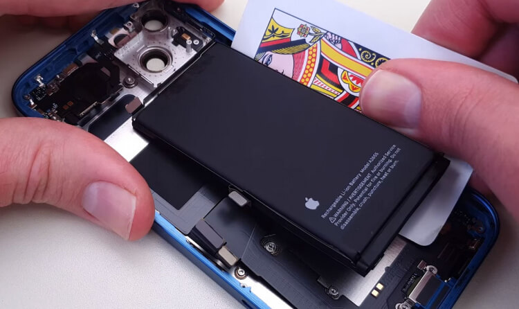 Dung lượng pin thực tế iPhone 13 và iPhone 13 Pro Series được tiết lộ lên đến 4353 mAh khi tháo máy