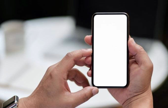 Sửa lỗi iPhone màn hình trắng: Khi gặp phải tình trạng màn hình trắng trên iPhone, hãy đừng lo lắng và đưa điện thoại của bạn tới cửa hàng. Với hình ảnh được chia sẻ trên trang này, bạn có thể tự tay khắc phục sự cố một cách dễ dàng và nhanh chóng!